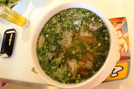 Một tô phở đặc biệt này 750g bánh phở, 40g nạm, 25g gân, 80g gầu, 50g tái, 42g bò viên, 2150ml nước lèo, 1 phần (rau, tương, ớt, chanh). Ảnh: Phoonghung.