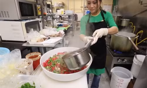 Để ăn hết suất ăn này cũng là một thử thách khó khăn mà nhiều người không thể vượt qua được. Ảnh: Baomoi.