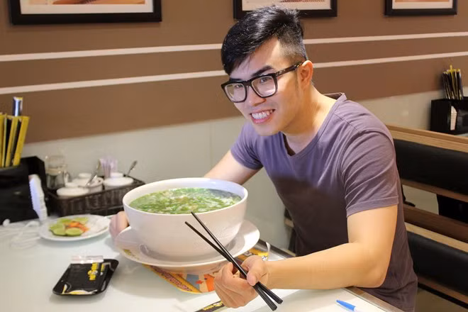 Phở khủng ở TP HCM: Đây là tô phở đặc biệt khác được tiệm phở ông Hùng TP HCM đưa ra để thách đố dân sành ẩm thực. Ảnh: Phoonghung.