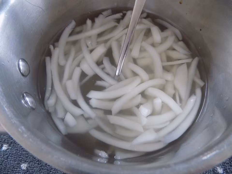 Cách chế biến món trà cam dừa giải nhiệt rất đơn giản, nguyên liệu dễ kiếm.