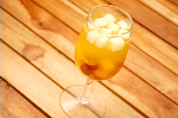 Bước 2: Cho nước dừa tươi và đường vào nồi bắc lên bếp đun sôi nước dừa và tắt bếp, để nguội. Sau khi nước dừa nguội hoàn toàn bạn mới cho dừa thái sợi vào hòa chung.