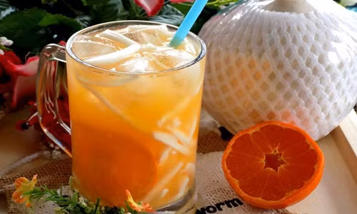  Trà cam dừa có mùi thơm hấp dẫn, vị ngọt, béo, mát, giàu vitamin C, và các khoáng chất là lựa chọn tuyệt vời để giải nhiệt, bổ sung và ngăn mất điện giải cho cơ thể của bạn.