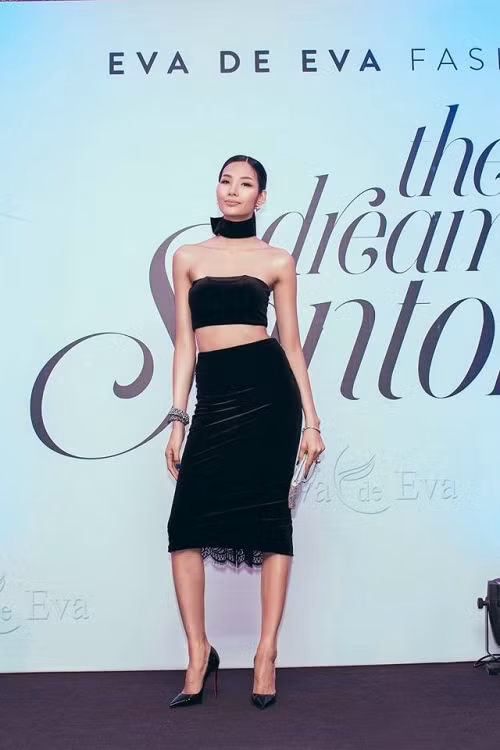 Váy bút chì kết hợp với áo quần và dây đeo cổ cùng tông và giày cao gót đen truyền thống nhưng đủ để làm Thùy xinh đẹp, nổi bật khoe trọn vẻ đẹp hình thể của mình.