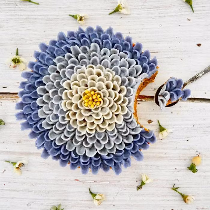 Nguyên liệu của những chiếc bánh độc đáo này hoàn toàn thô, tự nhiên và là nguyên liệu chay không hề sử dụng nguyên liệu từ động vật.