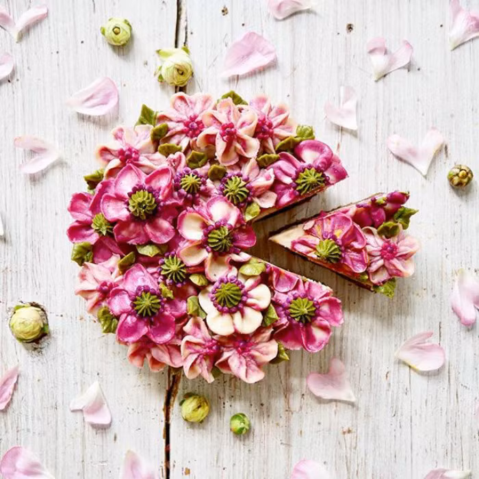 Mỗi chiếc bánh được tạo hình thành những bông hoa rực rỡ sắc hương.