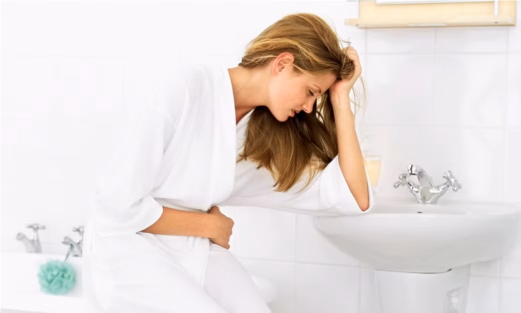 Người bị táo bón nên ăn nhiều khế vì loại quả này có rất nhiều chất xơ giúp hệ tiêu hóa hoạt động tốt, tránh táo bón. Ảnh: Thuốc thang.