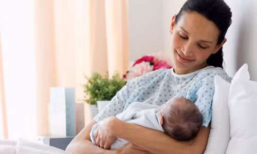 Phụ nữ sau sinh có thể phòng biến chứng hậu sản bằng cách: đun nước quả khế với rễ cây quả giun và vỏ cây hồng bì uống thay nước hằng ngày sau khi sinh. Ảnh: Lamthenao.