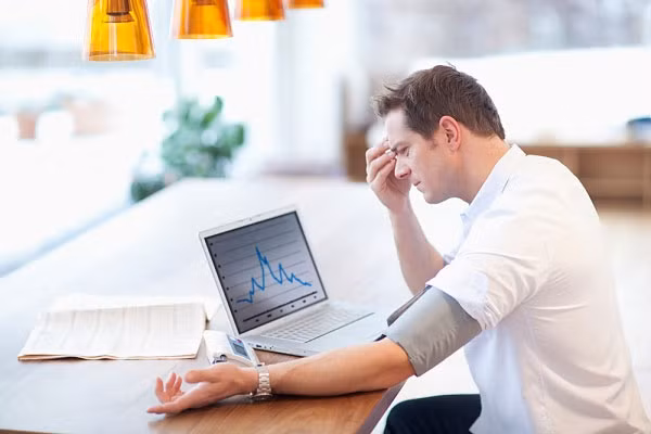 Người bị huyết áp thấp: Tỏi có công dụng hạ huyết áp vì thế những người có tiền sử bị huyết áp thấp không nên ăn tỏi. Ảnh: Trẻ khỏe đẹp.