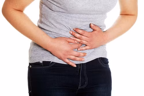 Người bị tiêu chảy: Tuyệt đối không ăn tỏi, đặc biệt là tỏi sống vì các hợp chất trong tỏi có thể khiến cho quá trình tiêu hóa của bạn tội tệ hơn, các triệu chứng đau bụng sẽ nặng hơn và khó chịu hơn. Ảnh: Chữa bệnh đầy hơi chướng bụng. 