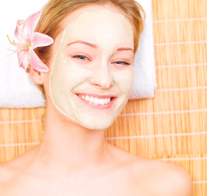 Đắp mặt nạ vải và chuối trong khoảng 15 – 20 phút thì rửa lại với nước thật sạch. Ảnh: Viên mỹ. 