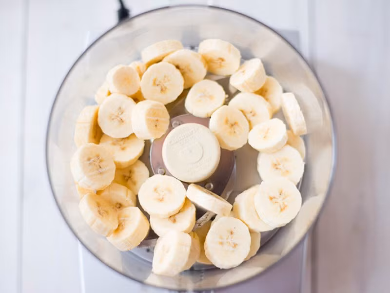 Cách làm: Trước tiên mọi người cần sơ chế nguyên liệu đã chuẩn bị, vải bóc vỏ, bỏ hột, chuối bỏ vỏ. Ảnh: Mỹ phẩm sakura.