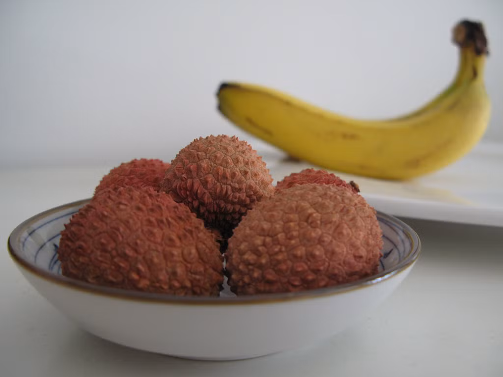 Rất nhiều nghiên cứu đã chỉ ra rằng, trong thành phần của quả vải thiều có các chất chống oxy hóa, nó có thể đánh bay các gốc tự do. Vì thế có thể dùng thịt vải thiều làm mặt nạ dưỡng da sẽ là sự lựa chọn tuyệt vời bảo vệ làn da cho bạn. Ảnh: Báo sức khỏe đời sống.