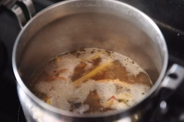 Bạn phải mất ít nhất 6 tiếng đến 12 tiếng cho việc ninh nước dùng, luộc thịt bò chín nhừ chế biến các loại rau gia vị ăn kèm. Nếu bạn không có sẵn sợi phở mà phải tự làm phở tươi để ăn thời gian còn lâu hơn rất nhiều lần. Ảnh: Tetsumvya.