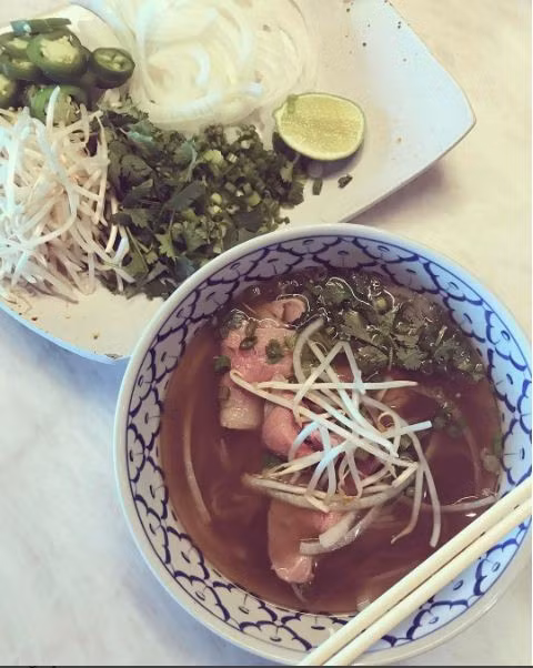 Mới đây, siêu mẫu Chrissy Teigen chia sẻ trên trang Instagram của mình thành quả do cô đã tự tay vào bếp nấu phở Việt Nam cho gia đình thưởng thức. Những sự thật quá phũ phàng, cô đã phải mất 20 tiếng để nấu món ăn này. Ảnh: Chrissy Teigen Instagram.