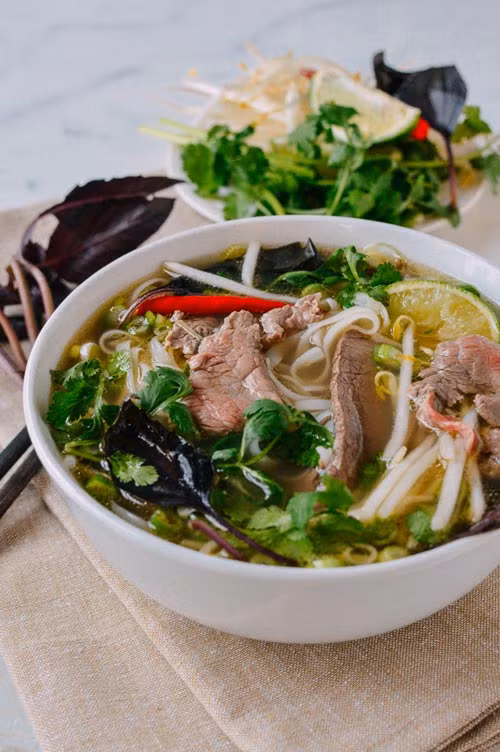 Sự thật chia sẻ của Chrissy Teigen không có gì sai bởi vì để chiến biến một bát phở bò Việt Nam, thơm ngon chuẩn vị rất kỳ công. Ảnh: 8monngonmoingay.