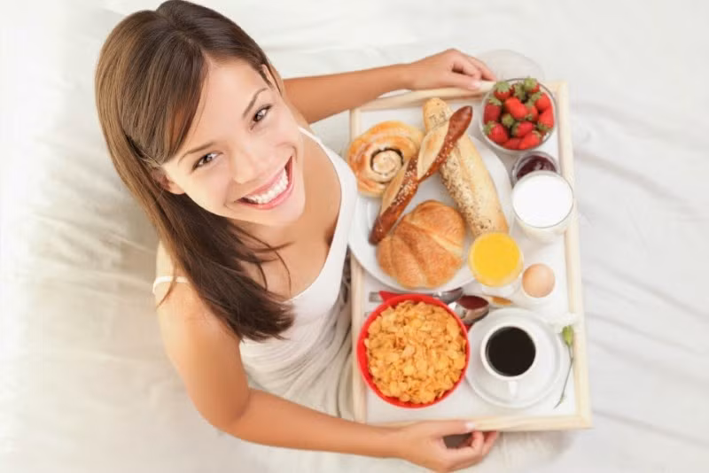 Hầu hết mọi người khi sống một mình có xu hướng ăn ngoài nhiều hơn là đi chợ và chuẩn bị các bữa ăn hằng ngày. Tuy nhiên hiện nay, cũng có không ít những cô gái trẻ sống một mình biết cách hưởng thụ và tự chăm sóc bản thân. Ảnh: Báo phụ nữ Kiều Việt.