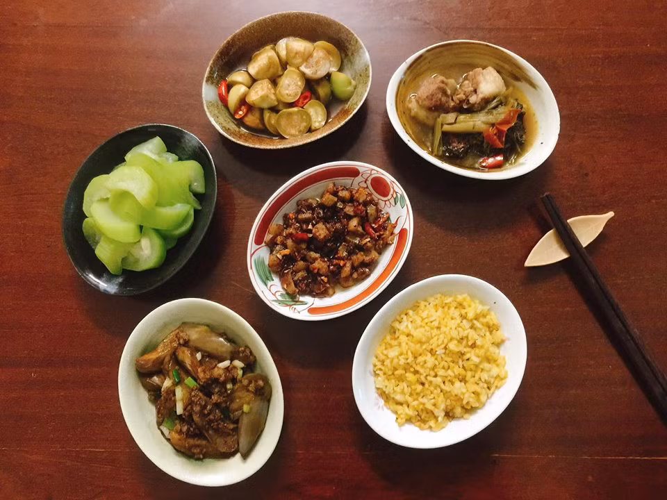 Thịt rang mặn, bầu luộc, cà tím om thịt băm, cà muối, dưa chua om sườn, cơm chiên sơ thích hợp cho ngày mưa mát.