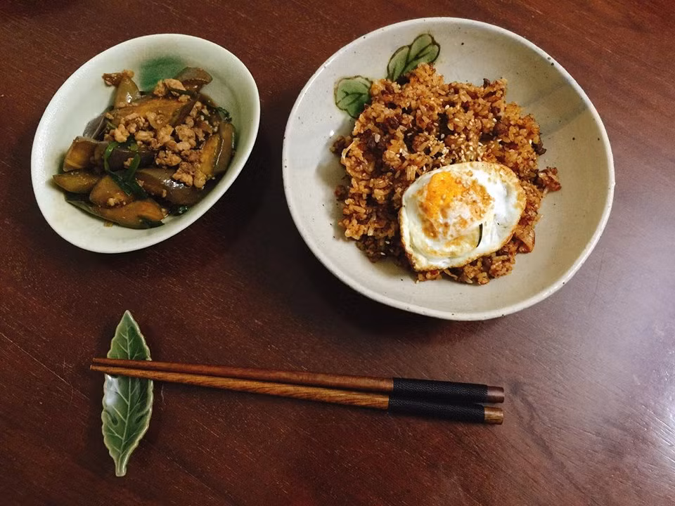 Cơm chiên trứng ốp la, cà tím om vừa đủ dinh dưỡng lại có thể tiết kiệm thời gian, chế biến nhanh chóng. 