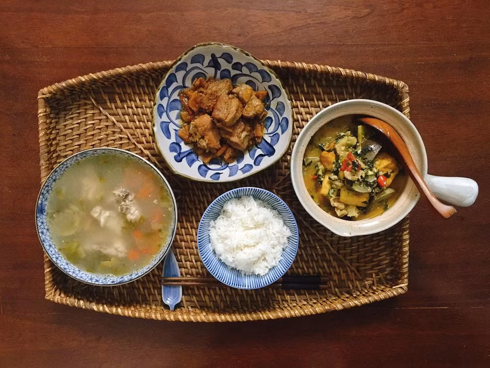 Một bữa ăn khác của cô nàng độc thân gây sốt mạng với thịt kho, đậu cà tím om, canh sườn chua, cơm trắng. 