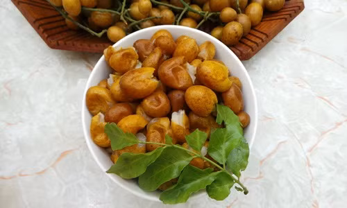 Hạt hồng bì còn gọi là hoàng bì quả hạch khi kết hợp với rễ hồng bì là hoàng bì căn có tác dụng giảm đau, kích thích tiêu hóa, dùng chữa đau dạ dày, đau vùng thượng vị, đau bụng co thắt. Ảnh: Eva.