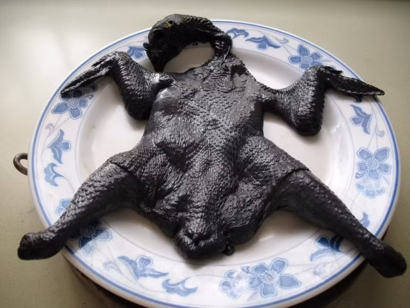 Sau khi hấp luộc gà bạn có thể lấy nước luộc gà để chế biến thành món canh đều ngon tuyệt. Ảnh: 5S.