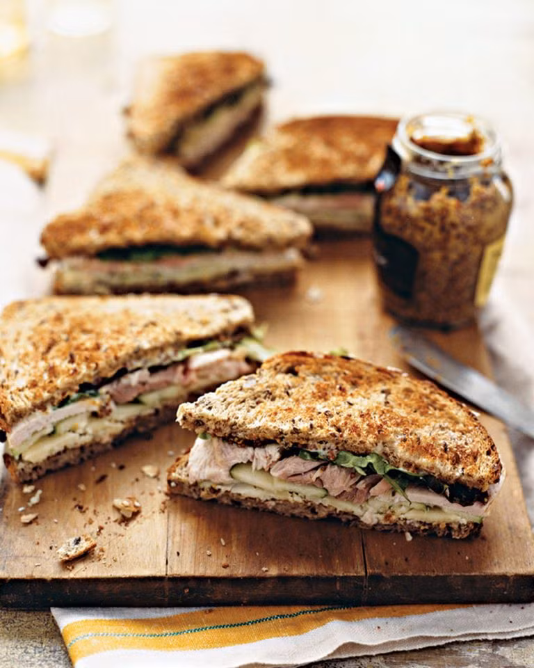 Cầu kỳ hơn họ chiên một quả trứng trên lát bánh mỳ tạo thành món ăn ấn tượng, ngon mắt, ngon miệng.