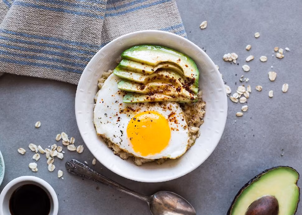 Ăn sáng với trứng là món yêu thích của nhiều người Châu Âu. Trong đó yêu thích nhất là món trứng ốp la với yến mạch và quả bơ chín.