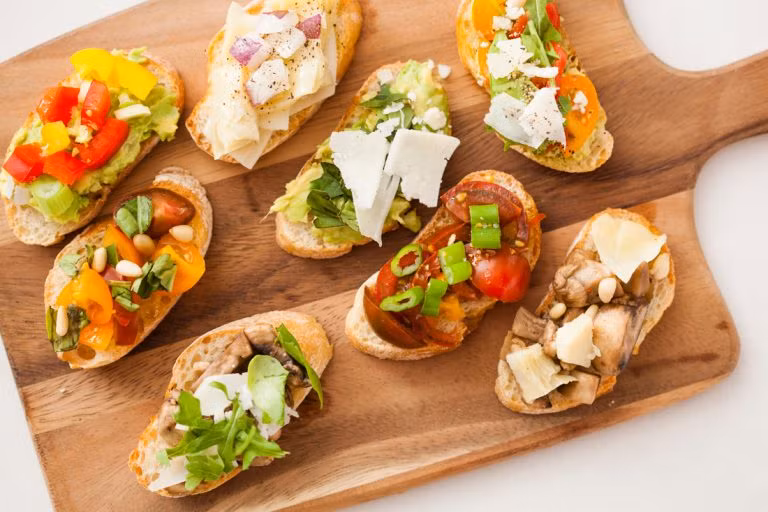 Bruschetta là một món ăn yêu thích, phổ biến của người Ý. Ban đầu đây là món khai vị, tuy nhiên theo thời gian nó ngày càng trở nên quen thuộc với hầu hết mọi người.