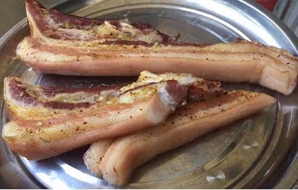 Những miếng thịt lợn một nắng sau 1 ngày được phơi đốt dưới ánh mặt trời trong những ngày nắng nóng đỉnh điểm, sau khi chế biến thành món ăn quả thực là bắt mắt và hấp dẫn. Ảnh: khỏi vắt óc nghĩ món ăn mỗi ngày.