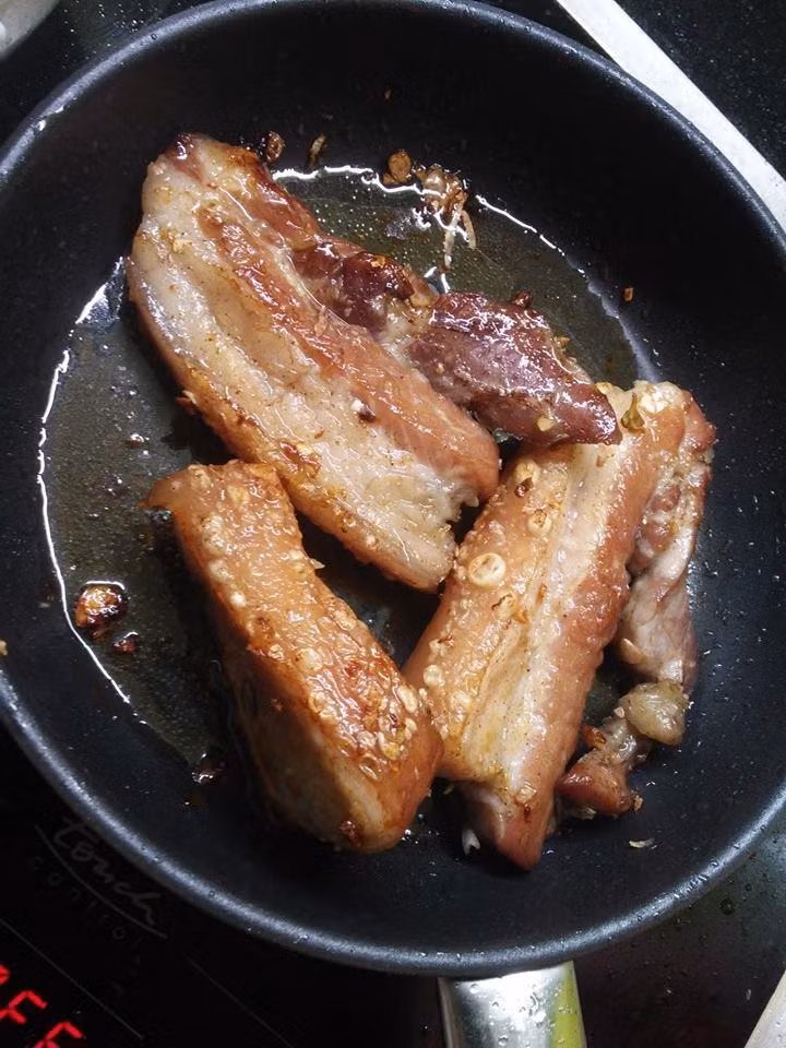 Thịt sau khi phơi một nắng đem chiên lên là món ngon hoàn hảo. Ảnh: khỏi vắt óc nghĩ món ăn mỗi ngày.