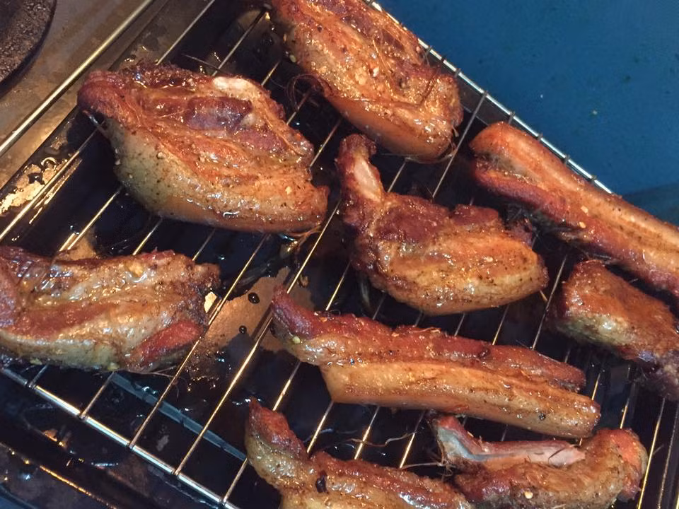 Đặc biệt vì thì phơi giữa trời nắng gay gắt cả ngày nên không hề bị ôi thiu hay hỏng vì nắng đã làm nước trong thịt khô bớt, vi khuẩn cũng không thể sinh sôi được. Ảnh: khỏi vắt óc nghĩ món ăn mỗi ngày.