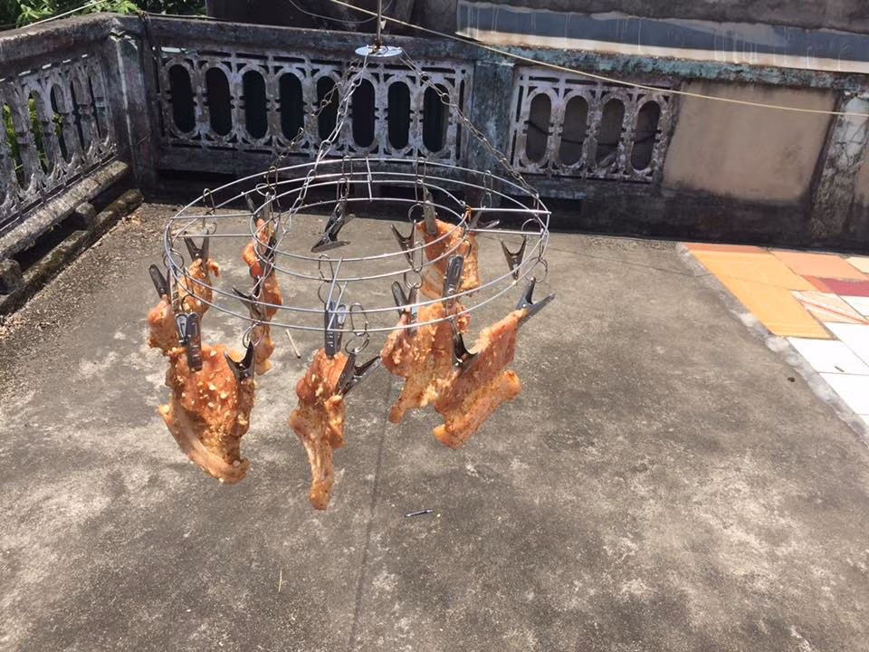 Hầu hết trong số họ đều thích thú trong việc tẩm ướp thịt rồi bất chấp trời nắng phơi thịt, đảo thịt và tỉ mẩn chế biến ra những món ngon từ thịt phơi một nắng do chính tay họ làm. Ảnh: khỏi vắt óc nghĩ món ăn mỗi ngày.