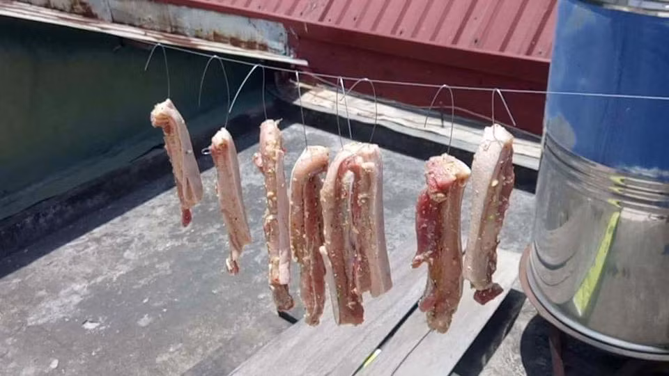 Từng xâu thịt được tẩm ướp kỹ phơi trên nóc của nhiều nhà giữa trời nắng 41 độ đặc biệt gây chú ý. Ảnh: khỏi vắt óc nghĩ món ăn mỗi ngày.