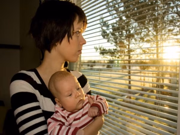 Để tránh trầm cảm sau sinh chị em phụ nữ nên đề phòng ngay cả trong quá trình mang thai. Có những người phụ nữ bắt đầu có dấu hiệu trầm cảm ngay từ khi mang thai thì sau sinh khả năng bị bệnh sẽ cao hơn rất nhiều so với những người khác. Ảnh: Trầm cảm.