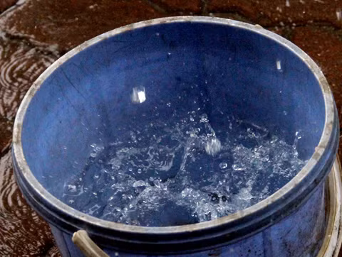 Đôi khi ở Việt Nam cũng xảy ra mưa a xít dù không quá đậm đặc nhưng nếu bạn uống phải thì những chất độc trong nước mưa sẽ thâm nhập vào cơ thể, gây tác hại cho bạn đặc biệt là hệ hô hấp. Ảnh: Alobacsi.