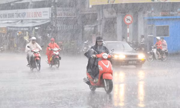 Nói như vậy, không có nghĩa là bạn không thể tận dụng nước mưa. Bạn hoàn toàn có thể dùng nước mưa để ăn, uống sau khi lọc và trung hòa axit trong nước mưa. Ảnh: Vietnamnet.