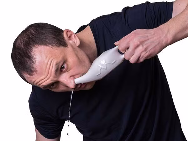 Bơm nước rửa mũi cai nghiện thuốc: Có thể bạn sẽ cho rằng cách là này là hoang đường tuy nhiên sự thực thì nó được đánh giá là khá hiệu quả. Bạn chỉ cần lấy một bình xịt rửa mũi sau đó đổ nước muối sinh lý vào bình rồi xịt rửa mũi cho nước chảy từ bên này qua bên kia. Mỗi ngày bạn làm việc đó 2 lần buổi sáng và đêm để cắt cơn nghiện thuốc lá