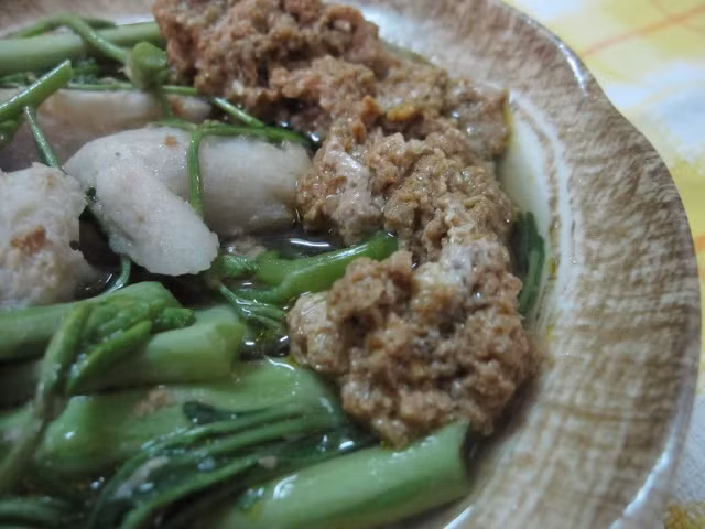 Để đảm bảo an toàn khi ăn loại rau này, các chuyên gia khuyến cáo bạn phải cắt khúc, ngâm nước muối, hoặc rửa trong dụng cụ làm sạch rau quả chuyên biệt. Ảnh: Monngonmoingay.