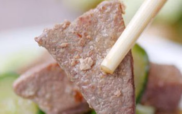 Không nên ăn quá nhiều gan lợn: Hàm lượng cholesterol trong gan lợn rất cao, nếu bạn ăn quá nhiều gan lợn trong thời gian dài sẽ khiến cho lượng cholesterol nạp vào cơ thể nhiều quá, gây nên nhiều căn bệnh nghiêm trọng như bệnh tim mạch, huyết áp cao, xơ vữa động mạch... Ảnh: Sống khỏe.