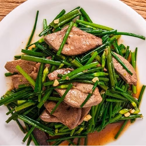 Không nên kết hợp gan lợn với rau cần, cà rốt sẽ không tốt cho cơ thể. Trong gan lợn chứa các ion kim loại và chúng sẽ phân giải vitamin C làm mất tác dụng của cà rốt. Ảnh: Vaobep.