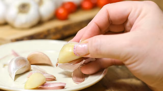 Tỏi: Nhiều người cho rằng tỏi cay, có mùi hôi khó chịu thì không thể sử dụng làm thuốc khử mùi hôi vùng kín được nhưng sự thật thì đây là một kháng sinh tự nhiên tuyệt vời có thể đối phó với các bệnh nhiễm trùng cũng như mùi vùng kín. Các dùng tỏi khử mùi hôi khá khác biệt, bạn có thể đặt một miếng tỏi thái lát vừa phải trong âm đạo một hoặc hai giờ liên tiếp mỗi ngày trong 2 tuần sẽ có tác dụng tốt. Ảnh: Giadinh.net.