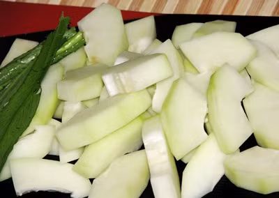 Nguyên liệu cần chuẩn bị cho 1 ngày sử dụng gồm: 1/2 quả đu đủ xanh, 1/2 cốc sữa tươi không đường, 1 thìa canh đường, đá lạnh. Ảnh: Chiasemeohay.