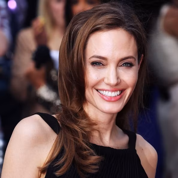 Angelina Jolie còn đặc biệt chú ý đến vẻ bề ngoài khi xuất hiện trước công chúng. Có lẽ vì thế mà lần nào cô xuất hiện cũng gây được ấn tượng rất mạnh vì sự trẻ đẹp của mình. Ảnh: Roltrol. 