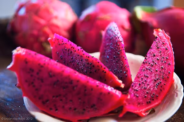 Thanh long: Những người bị rối loạn đường ruột, tiêu chảy, tiểu đường nên tránh xa loại hoa quả nhiều đường này vào buổi tối vì nó có tác dụng ngược với họ và làm sức khỏe xấu đi. Ảnh: Bryan Rapadas.