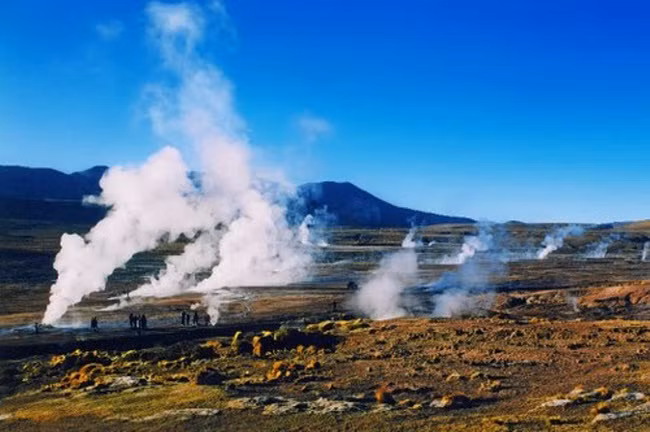 Nằm ở độ cao 4.320 m trên dãy núi Andes ở Chile, El Tatio Geyser là một trong những cánh đồng mạch nước phun cao và lớn nhất thế giới. Cánh đồng này có hơn 80 mạch nước, nhưng chúng chỉ phun cao vài m.