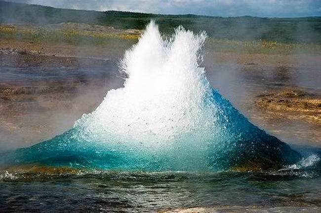 Strokkur Geyser là một trong những mạch nước phun nổi tiếng nhất ở Iceland, với chiều cao của mạch nước từ 15 đến 20m, thậm chỉ có thể đạt tới 40m và tần suất phun khoảng 4-8 phút/lần. Mạch nước phun này được hình thành sau một trận động đất vào năm 1789.