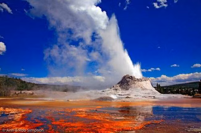 Vườn quốc gia Yellowstone ở bang Wyoming có hơn 10.000 suối nước nóng và mạch nước phun. Trong số này, Castle Geyser có hình nón và trông khác so với những mạch nước phun còn lại. Các nghiên cứu gần đây cho thấy rằng nó bắt đầu phun trào cách đây khoảng 1.000 năm.