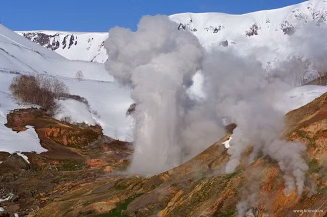 Bán đảo Kamchatka là khu vực tập trung nhiều mạch nước phun nhất trên thế giới và Velikan Geyser là mạch lớn nhất tại đây. Nó phun trào thường xuyên khoảng 6-8 giờ mỗi ngày, với cột nước cao hơn 25m.