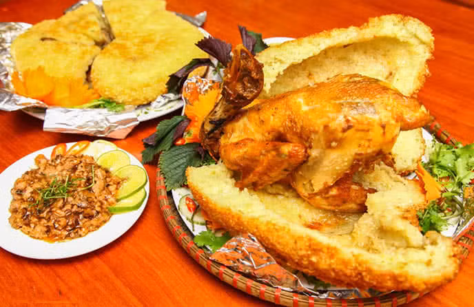 Thành phẩm sẽ là vỏ xôi vàng ruộm và giòn rụm, nhưng lớp xôi bên trong vẫn mềm mại, ngầy ngậy vì ngấm vị gà, thơm, ngon mà không quá ngấy.