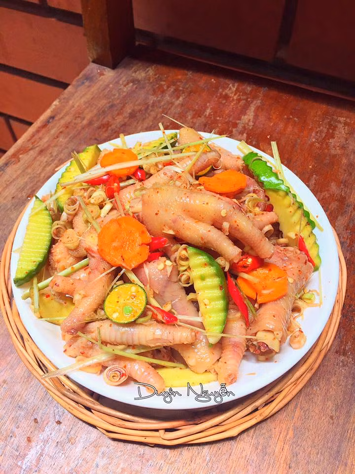 Chân gà cay trộn xoài được chế biến rất đơn giản, mọi người có thể thực hiện theo các bước như sau. 